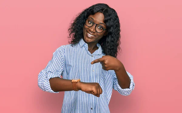 Mulher Jovem Africana Bonita Vestindo Roupas Casuais Óculos Com Pressa — Fotografia de Stock