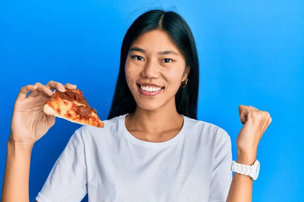 Joven Mujer China Comiendo Sabrosa Pizza Pepperoni Gritando Orgulloso Celebrando —  Fotos de Stock