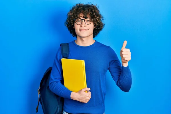 Knappe Jongeman Met Een Studentenrugzak Een Lachend Positief Boek Duim — Stockfoto