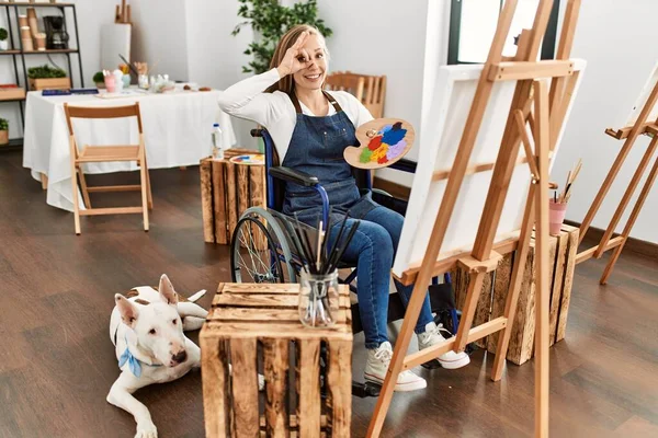 Mujer Rubia Joven Caucásica Sentada Silla Ruedas Estudio Arte Sonriendo — Foto de Stock