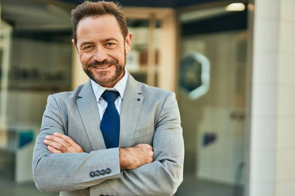 Middelbare Leeftijd Zakenman Met Gekruiste Armen Glimlachend Naar Stad — Stockfoto