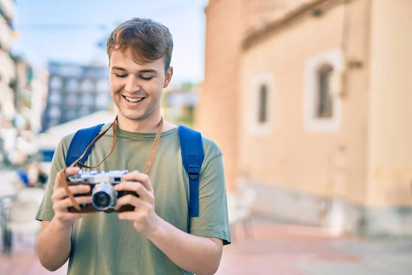 Fiatal Kaukázusi Turista Férfi Mosolyog Boldog Segítségével Vintage Kamera Városban — Stock Fotó