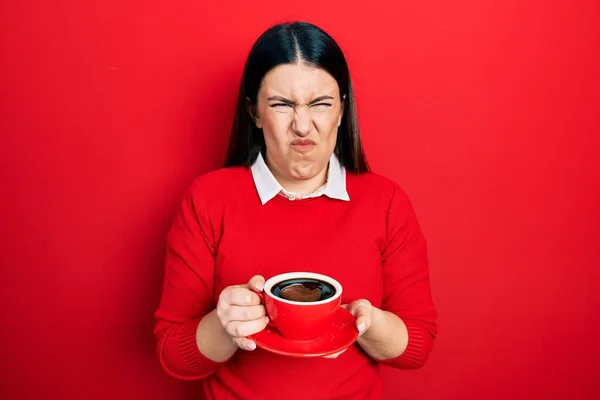 Mujer Hispana Joven Bebiendo Una Taza Café Escéptico Nervioso Frunciendo — Foto de Stock