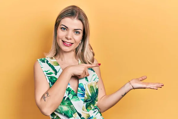 Mulher Branca Bonita Vestindo Vestido Verão Espantado Sorrindo Para Câmera — Fotografia de Stock