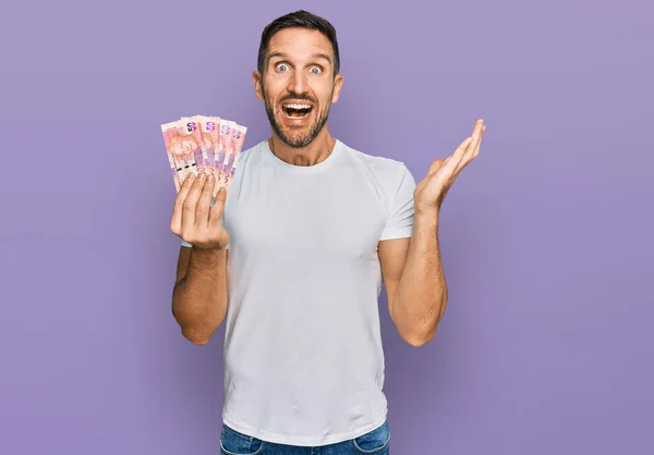 Hombre Guapo Con Barba Sosteniendo Billetes Sudafricanos Rand Celebrando Victoria —  Fotos de Stock