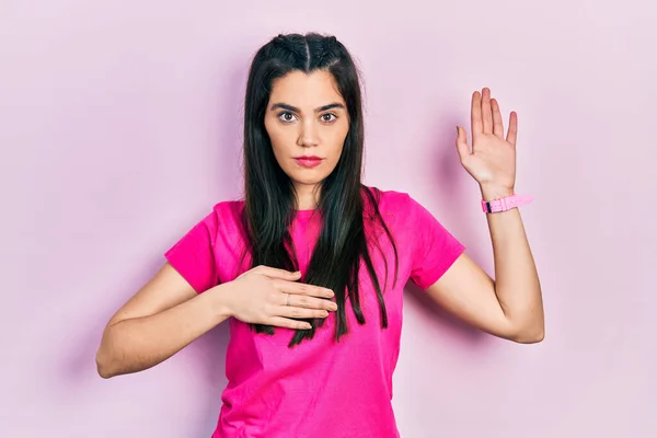Junges Hispanisches Mädchen Lässigem Rosa Shirt Schwört Mit Der Hand — Stockfoto