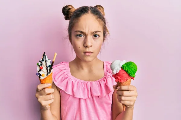 Красивая Брюнетка Маленькая Девочка Ест Мороженое Конусы Скептически Нервно Хмурясь — стоковое фото