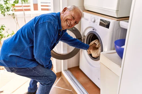 Senior Kaukasier Man Ler Glad Gör Tvätt Terrassen — Stockfoto