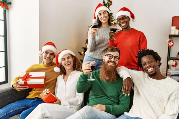 Gruppo Giovani Natale Seduti Sul Divano Casa — Foto Stock