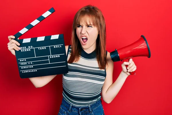 Elinde Video Klon Megafon Tutan Kızıl Saçlı Genç Bir Kadın — Stok fotoğraf