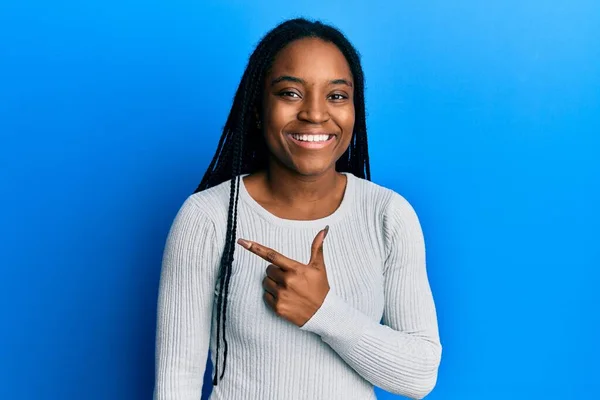 Femme Afro Américaine Aux Cheveux Tressés Portant Pull Blanc Décontracté — Photo