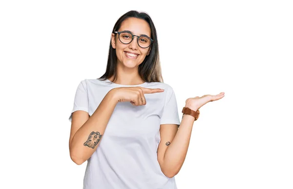 Junge Hispanische Frau Trägt Legeres Weißes Shirt Erstaunt Und Lächelt — Stockfoto
