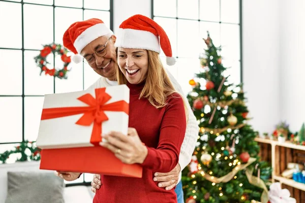 Middle Age Hispanic Couple Smiling Happy Hugging Unboxing Christmas Gift — Stock Photo, Image