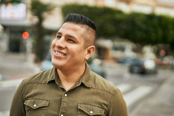 Joven Latino Sonriendo Feliz Pie Ciudad —  Fotos de Stock