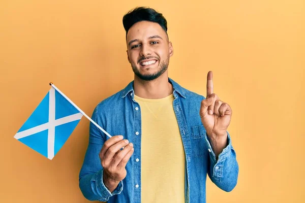 Jeune Homme Arabe Tenant Drapeau Écossais Souriant Avec Une Idée — Photo