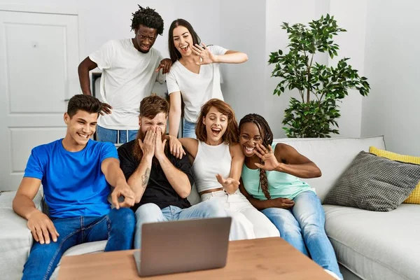 Gruppe Junger Freunde Lächelt Glücklich Beim Videoanruf Mit Laptop Hause — Stockfoto