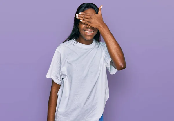 Ung Afrikansk Amerikansk Kvinna Bär Casual Vit Shirt Leende Och — Stockfoto
