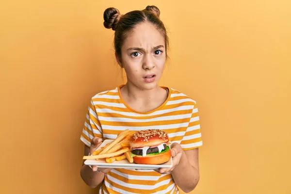 Krásná Brunetka Holčička Chutný Klasický Burger Hranolky Skeptický Nervózní Zamračený — Stock fotografie