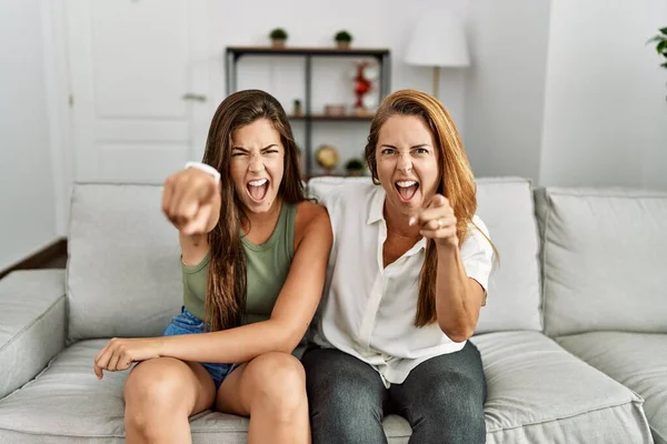 Mãe Filha Juntos Sentados Sofá Casa Apontando Descontentes Frustrados Para — Fotografia de Stock