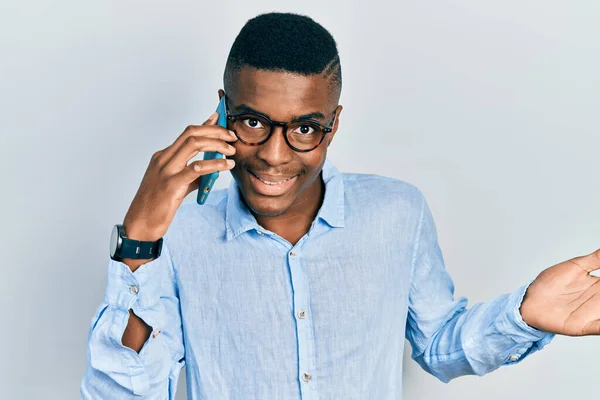Genç Afro Amerikalı Adam Akıllı Telefonda Konuşuyor Başarıyı Mutlu Bir — Stok fotoğraf