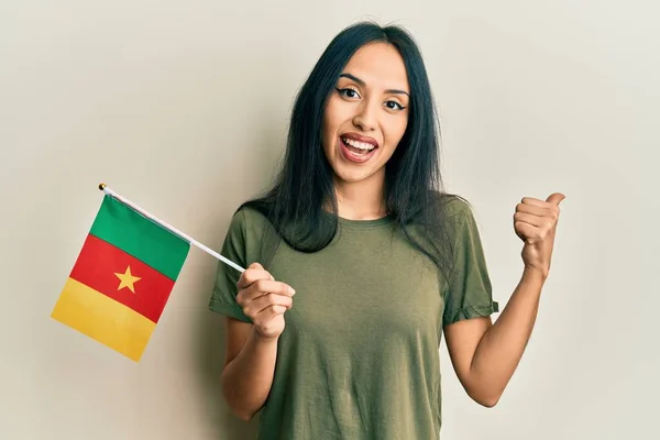 Mladá Hispánka Drží Kamerunskou Vlajku Ukazující Palcem Nahoru Stranu Usmívá — Stock fotografie