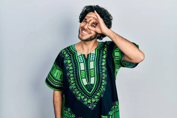 Όμορφος Ισπανόφωνος Άντρας Που Φοράει Παραδοσιακά Αφρικανικά Ρούχα Χαμογελώντας Χαρούμενος — Φωτογραφία Αρχείου