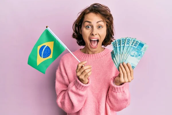 Mladá Brunetka Žena Drží Brazilskou Vlajku Skutečné Bankovky Slaví Šílený — Stock fotografie
