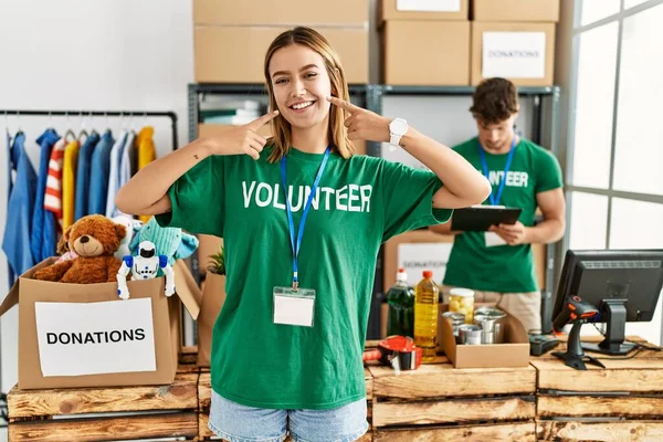 Menina Loira Jovem Vestindo Shirt Voluntária Carrinho Doação Sorrindo Alegre — Fotografia de Stock