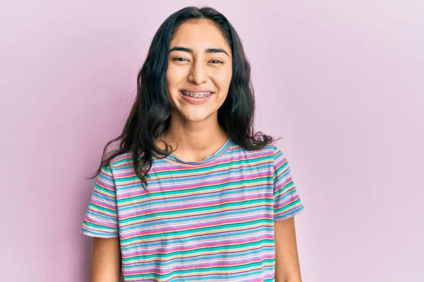 Menina Adolescente Hispânica Com Aparelho Dentário Vestindo Roupas Casuais Com — Fotografia de Stock