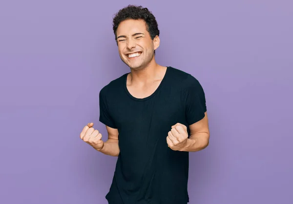 Homem Bonito Jovem Vestindo Camisa Preta Casual Muito Feliz Animado — Fotografia de Stock