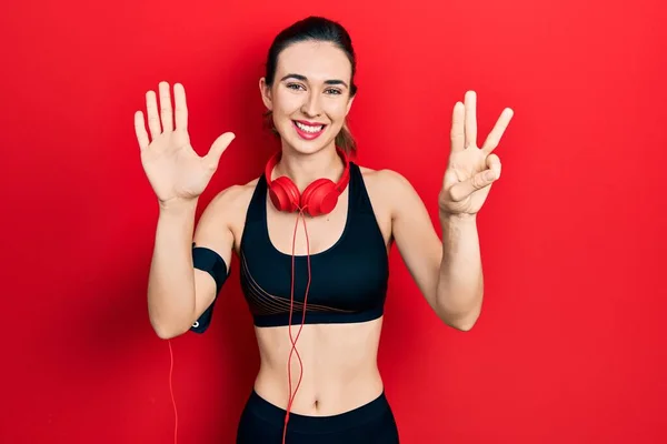 Jong Spaans Meisje Draagt Gymkleren Gebruikt Koptelefoons Met Vingers Nummer — Stockfoto