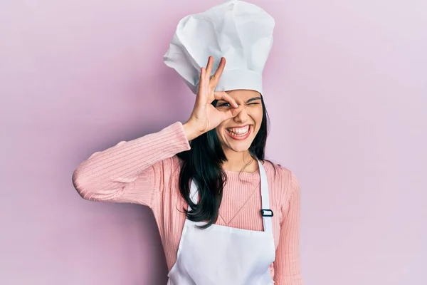 Fırıncı Üniforması Aşçı Şapkası Giyen Genç Spanyol Kadın Gülümsüyor — Stok fotoğraf