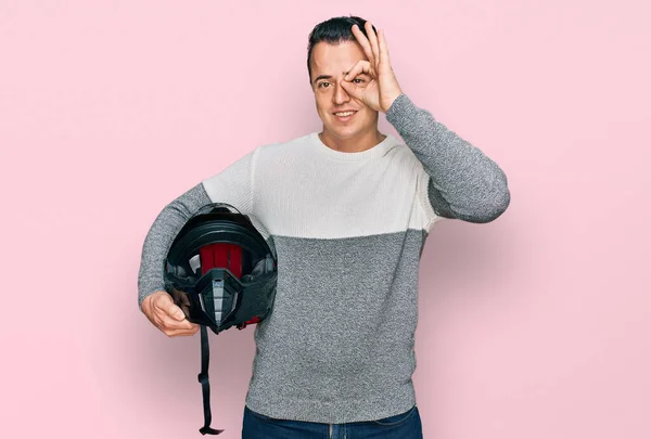 Guapo Joven Sosteniendo Casco Motocicleta Sonriendo Feliz Haciendo Signo Con — Foto de Stock