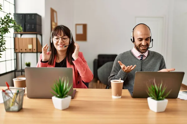 Két Call Center Ügynök Mosolyog Boldog Hogy Videohívás Segítségével Laptop — Stock Fotó