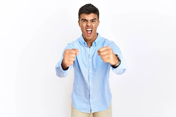 Junger Hispanischer Mann Businesshemd Der Vor Isoliertem Hintergrund Steht Wütend — Stockfoto