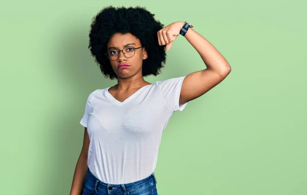 Mujer Afroamericana Joven Que Usa Camiseta Blanca Casual Persona Fuerte —  Fotos de Stock