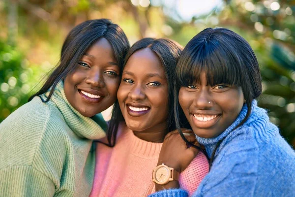 公園では3人のアフリカ系アメリカ人の友人が幸せそうに笑っています — ストック写真