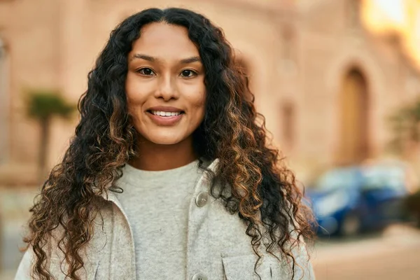 Jovem Mulher Latina Sorrindo Feliz Cidade — Fotografia de Stock