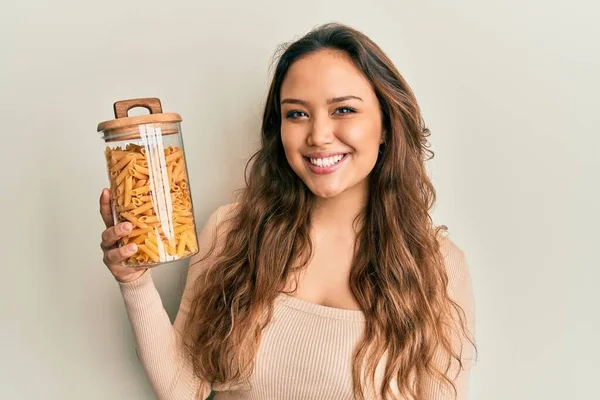 Menina Hispânica Jovem Segurando Jar Com Macarrão Macarrão Olhando Positivo — Fotografia de Stock