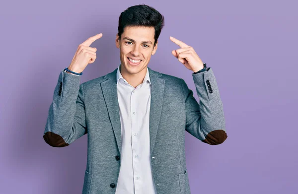 Joven Hombre Hispano Usando Ropa Negocios Sonriendo Señalando Cabeza Con — Foto de Stock