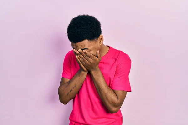 Jovem Afro Americano Vestindo Camisa Casua Com Expressão Triste Cobrindo — Fotografia de Stock