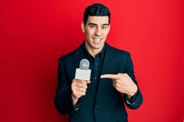 Schöner Hispanischer Mann Hält Reporter Mikrofon Und Lächelt Glücklich Und — Stockfoto