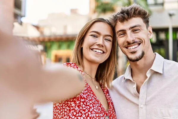 Jovem Casal Hispânico Sorrindo Feliz Fazendo Selfie Pela Câmera Cidade — Fotografia de Stock