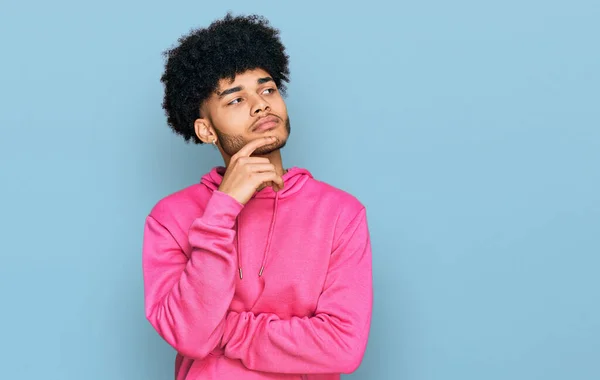 Jovem Americano Africano Com Cabelo Afro Vestindo Camisola Rosa Casual — Fotografia de Stock