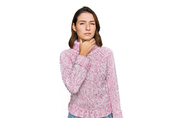 Gadis Muda Kaukasia Mengenakan Sweater Musim Dingin Menyentuh Leher Yang — Stok Foto