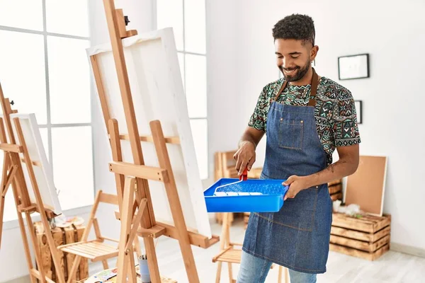Joven Afroamericano Artista Hombre Sonriendo Feliz Pintura Con Rodillo Pintura — Foto de Stock