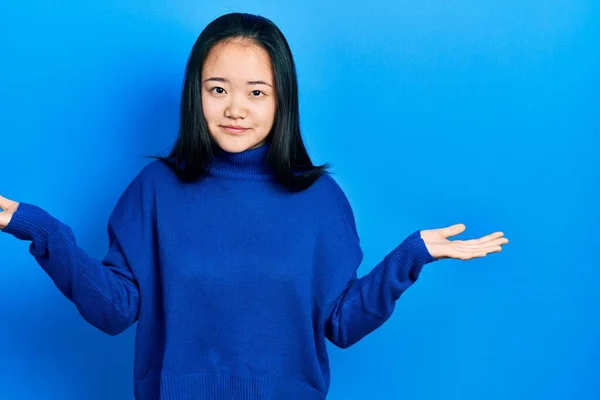 Ung Kinesisk Flicka Bär Casual Kläder Ledtrådar Och Förvirrade Uttryck — Stockfoto