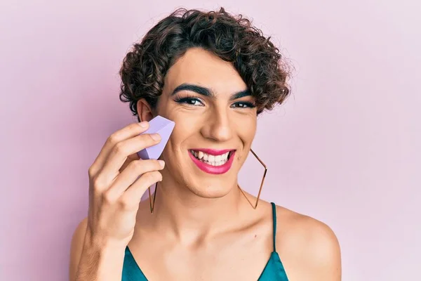 Jovem Vestindo Mulher Compõem Segurando Esponja Maquiagem Olhando Positivo Feliz — Fotografia de Stock