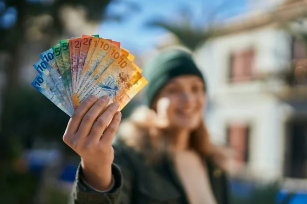 Νεαρή Λευκή Κοπέλα Χαμογελά Ευτυχισμένη Κρατώντας Ελβετικά Χαρτονομίσματα Φράγκου Στην — Φωτογραφία Αρχείου