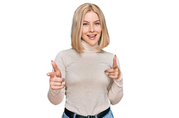 Sıradan Kıyafetler Giyen Genç Sarışın Kadın Mutlu Komik Yüzlü Parmaklarını — Stok fotoğraf